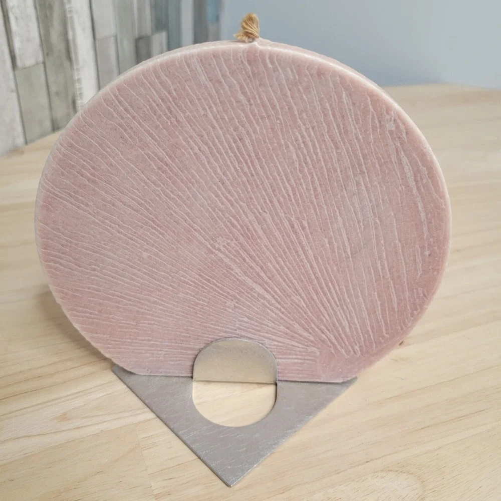 Klaner Geo Kerze Disc Candle with Aluminum Stand Pink Geometric Art Deco Austria
